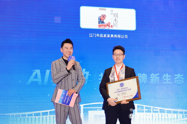 盛世周木匠總經(jīng)理周亦飛（右）接受中央電視臺節(jié)目主持人肖貴寧（左）采訪