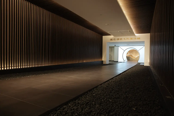 區(qū)氏家具與區(qū)氏傳統(tǒng)木作陳列館是什么關(guān)系？